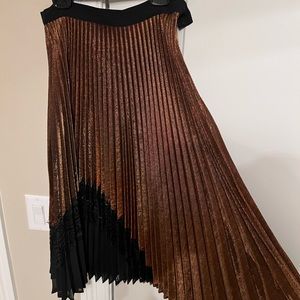 Metallic pleated long skirt